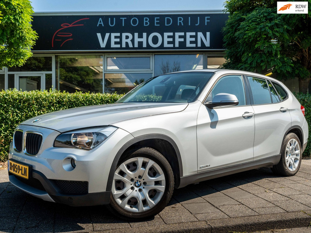 BMW X1 SDrive18i - AUTOMAAT - NAVIGATIE - TREKHAAK - LEDER - CRUISE / CLIMATE - MEMORY SEATS - PDC VOOR EN ACHTER 46402662-0.jpg | Autobedrijf Verhoefen