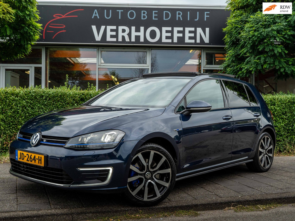 Volkswagen Golf 1.4 TSI GTE - PANORAMA - PARKEERN CAMERA - LEDER ZWART - APPLE CARPLAY ! 56254817-0.jpg | Autobedrijf Verhoefen