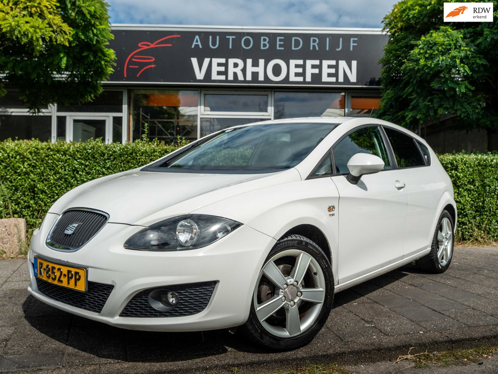 SEAT Leon 1.4 TSI Sport - CRUISE / CLIMATE CONTR - BLUETOOTH - APK TOT 04/2027 ! 56258281-0.jpg | Autobedrijf Verhoefen