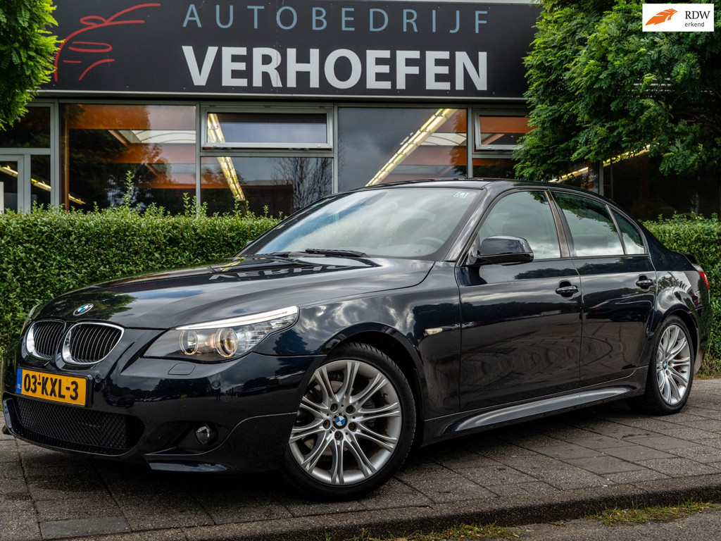 BMW 5 Serie 520i SPORT - M-PAKKET - AUTOMAAT - STOEL VERW - LEDER - PARK SENS - ORG NL - NAP !! 56445283-0.jpg | Autobedrijf Verhoefen